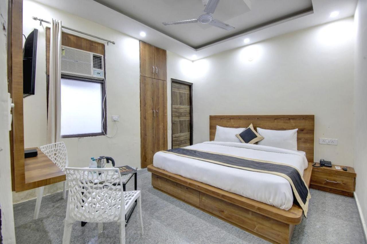 Hotel Premier Noida 135 Zewnętrze zdjęcie